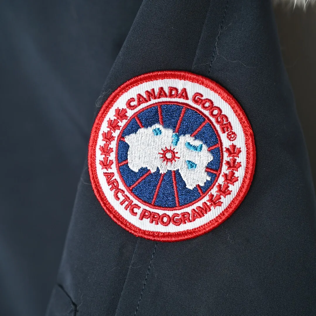 P720 𝐂𝐚𝐧𝐚𝐝𝐚 𝐆𝐨𝐨𝐬𝐞 𝐄𝐱𝐩𝐞𝐝𝐢𝐭𝐢𝐨𝐧 𝟕𝟗𝟗𝟗𝐌 Canada Goose Model 01 Short Down Jacket 🔝Product color: black, off-white, graphite gray, navy blue, sky blue 🔝Product size: XS S M L 2️⃣Exclusively customized 18-count fabrics with the same ZP. Using "Arctic Tech" fabric technology, the outer fabric is 84.5% polyester fiber and 15.5% cotton, the lining is 100% cotton fiber, and the padding is 100% polyester fiber. It is durable, waterproof, windproof, cold-resistant and warm. 3️⃣The lining is made of 40D Nylon AC oil-based glue, with level 5 single-dye fastness. The collar flannel is made of original high-density mercerized velvet, and the pocket fabric is made of elastic high-density polar fleece, which is soft and skin-friendly. The bile cloth is made of 330T polyester anti-velvet No. 7 needle to prevent lint from running away. If there is lint running away, it will be given away for free! 4️⃣The JUKI large-scale sewing machine imported from Japan is professional in stitching and seaming. It completely follows the original 106 stitches on the whole piece of clothing and is reinforced throughout. The length of each jujube follows the original one and is fixed at 1-1.1cm. The density and length are the same as the original one. 5️⃣Yoshida YKK original zipper, Y-shaped double hook Velcro, and the cuffs are made of custom thickened seamless threads. This year, high-elastic spandex gold thread is added to the cuff thread to increase elasticity and strength. From fabrics and gallbladders to buttons and drawstrings, all are custom-developed and authentic. 6️⃣The imported Tajima embroidery machine is used to customize the chest logo with thousands of needles. The pattern is full and three-dimensional, and it is infinitely close to the original product. 7. The fur collars are made from western coyote skins imported from Canada. We purchased 10,000 top-quality fur collars in the spring. The width of the fur collars is 14cm and the length is 55cm. This winter, the quality of the fur collars will be stable throughout the season, eliminating the uneven quality of fur collars in the middle and later stages! 7️⃣Packaging is in a three-dimensional handbag with cards included. It’s more impressive to give it away and keep it for yourself.